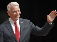 Os EUA estão prestes a perder o status de livre do sarampo, mas o novo deputado do CDC de RFK Jr. O presidente Donald Trump cumprimenta o candidato republicano ao governador da Louisiana, Ralph Abraham, no comício de campanha de Trump em Lake Charles, Louisiana, sexta-feira, 11 de outubro de 2019. Trump apresentou Abraham e o candidato republicano ao governador Eddie Rispone na véspera da eleição da Louisiana, instando a multidão a votar em qualquer um para destituir o atual governador democrata, John Bel Edwards. (Foto AP/Gerald Herbert)