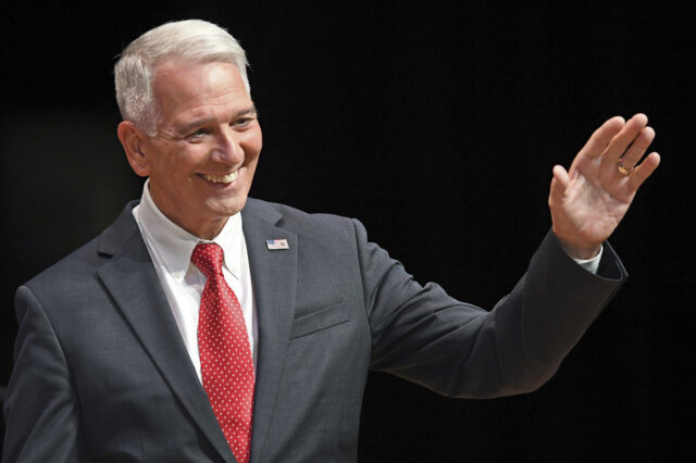 O presidente Donald Trump cumprimenta o candidato republicano ao governador da Louisiana, Ralph Abraham, no comício de campanha de Trump em Lake Charles, Louisiana, sexta-feira, 11 de outubro de 2019. Trump apresentou Abraham e o candidato republicano ao governador Eddie Rispone na véspera da eleição da Louisiana, instando a multidão a votar em qualquer um para destituir o atual governador democrata, John Bel Edwards. (Foto AP/Gerald Herbert)