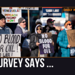 Esta imagem tirada em vídeo mostra o presidente venezuelano Nicolás Maduro saindo de um helicóptero a caminho do Tribunal Federal de Manhattan, segunda-feira, 5 de janeiro de 2026, em Nova York. (WABC via AP)