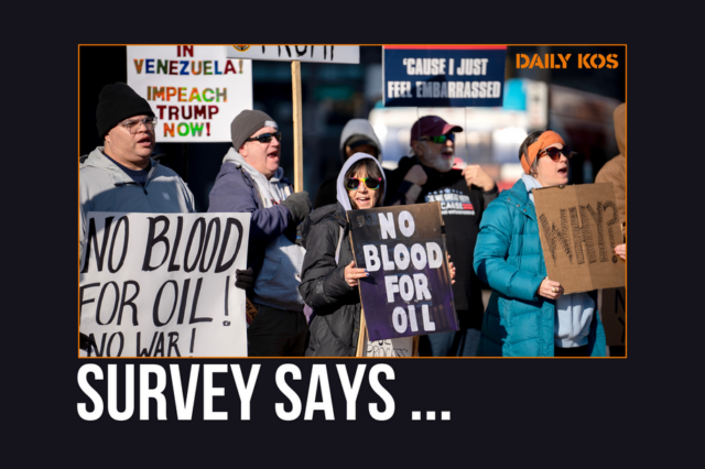 Esta imagem tirada em vídeo mostra o presidente venezuelano Nicolás Maduro saindo de um helicóptero a caminho do Tribunal Federal de Manhattan, segunda-feira, 5 de janeiro de 2026, em Nova York. (WABC via AP)