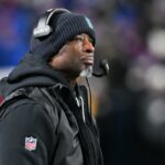 O técnico do New York Jets, Aaron Glenn, observa o segundo tempo contra o Buffalo Bills no Highmark Stadium.