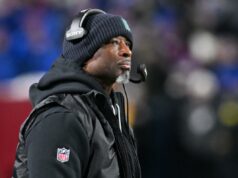 Os Jets atingiram um novo recorde ao se tornarem o primeiro time da NFL a encerrar a temporada com zero interceptações O técnico do New York Jets, Aaron Glenn, observa o segundo tempo contra o Buffalo Bills no Highmark Stadium.