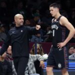 Michael Porter Jr. # 17 do Brooklyn Nets dá um chute enquanto Sam Hauser # 30 do Boston Celtics salta para defender durante o quarto período.