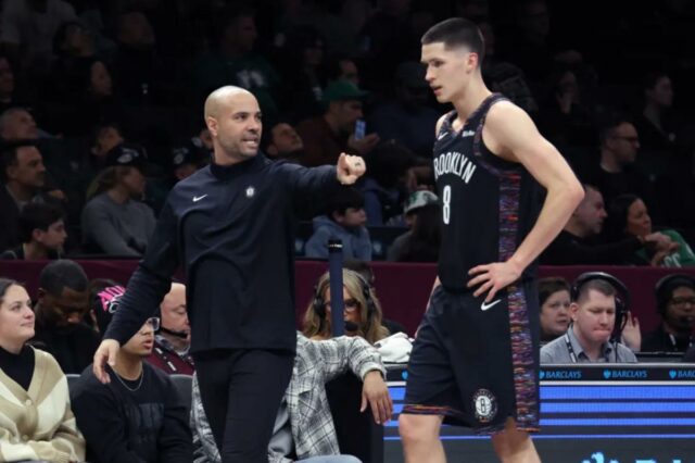 Michael Porter Jr. # 17 do Brooklyn Nets dá um chute enquanto Sam Hauser # 30 do Boston Celtics salta para defender durante o quarto período.