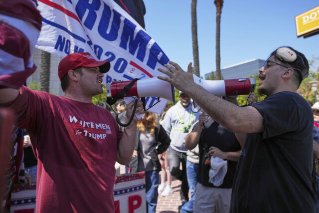 Desenho animado de Mike Luckovich