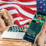 Os americanos temem que as apostas desportivas prejudiquem a integridade, mesmo que a participação continue a aumentar. Pessoa segurando smartphone exibindo aplicativo de apostas esportivas ao vivo, punho levantado, com bandeira americana ao fundo.