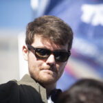 Um policial acompanha Andrew Tate, no centro, algemado, do Tribunal de Apelação em Bucareste, Romênia, terça-feira, 12 de março de 2024. O influenciador online Andrew Tate foi detido na Romênia e recebeu um mandado de prisão emitido pelas autoridades britânicas, disse seu porta-voz na terça-feira. (Foto AP / Alexandru Dobre)