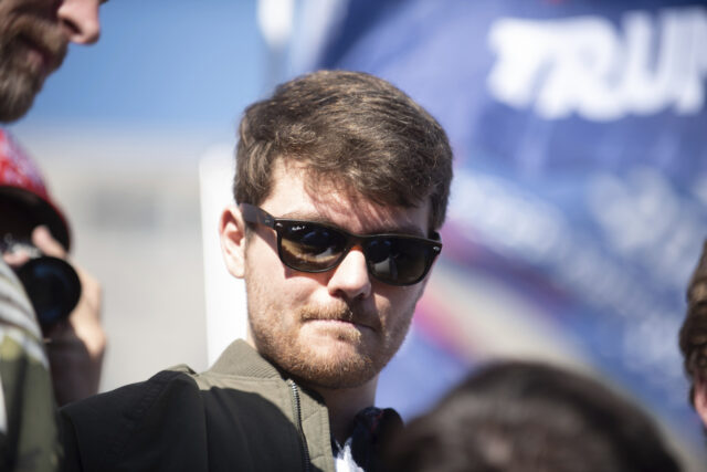 Um policial acompanha Andrew Tate, no centro, algemado, do Tribunal de Apelação em Bucareste, Romênia, terça-feira, 12 de março de 2024. O influenciador online Andrew Tate foi detido na Romênia e recebeu um mandado de prisão emitido pelas autoridades britânicas, disse seu porta-voz na terça-feira. (Foto AP / Alexandru Dobre)