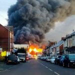 Imponentes nuvens de fumaça preta espessa e explosões foram relatadas depois que um incêndio eclodiu em uma fábrica em Wolverhampton, West Midlands, esta manhã.