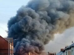 Os bombeiros correm para um ‘grande incidente tóxico’ na fábrica de Wolverhampton enquanto ‘explosões’ são ouvidas e a fumaça é visível por quilômetros Imponentes nuvens de fumaça preta espessa e explosões foram relatadas depois que um incêndio eclodiu em uma fábrica em Wolverhampton, West Midlands, esta manhã.