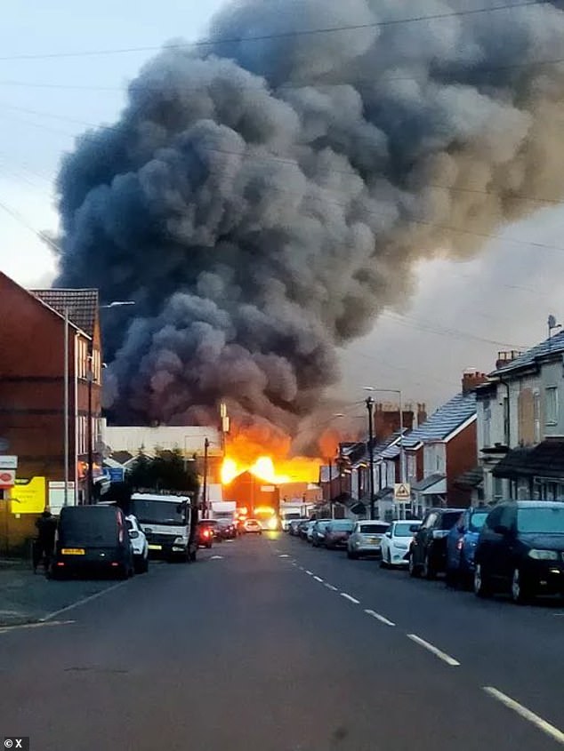 Os bombeiros correm para um 'grande incidente tóxico' na fábrica Imponentes nuvens de fumaça preta espessa e explosões foram relatadas depois que um incêndio eclodiu em uma fábrica em Wolverhampton, West Midlands, esta manhã.