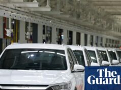 Os carros elétricos se tornam populares à medida que a adoção aumenta nas nações ricas e em desenvolvimento Os carros elétricos se tornam populares à medida que a adoção aumenta nas nações ricas e em desenvolvimento