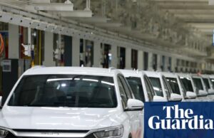 Os carros elétricos se tornam populares à medida que a adoção aumenta nas nações ricas e em desenvolvimento Os carros elétricos se tornam populares à medida que a adoção aumenta nas nações ricas e em desenvolvimento