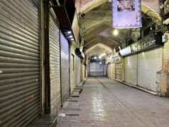 Os centros comerciais do Irão tornaram-se focos de frustração ARQUIVO - Uma apoiadora da oposição iraniana reage ao participar de um protesto em Teerã, Irã, sexta-feira, 18 de setembro de 2009, em competição com comícios em massa patrocinados pelo governo para marcar uma comemoração anual anti-Israel, o Dia Quds, que reflete a simpatia da nação persa pelos palestinos. (Foto AP, arquivo)