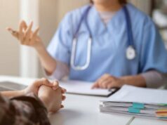 Os centros de saúde agora devem usar registros médicos eletrônicos Os centros de saúde agora devem usar registros médicos eletrônicos