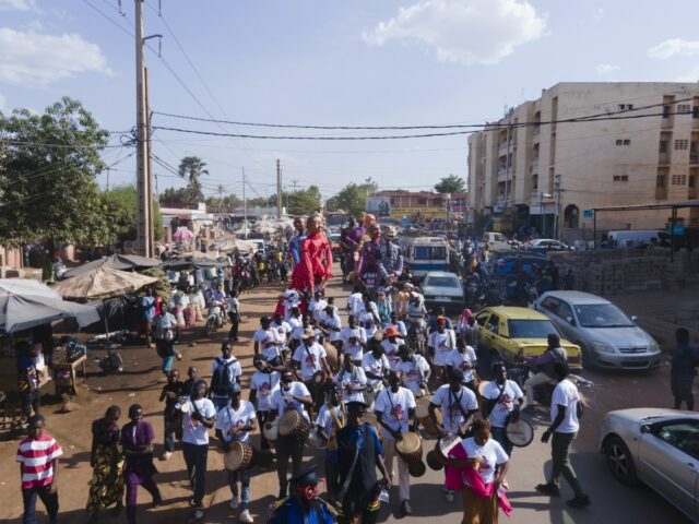 Os cidadãos dos EUA não podem mais entrar nesses dois File photo: Performers parade with giant marionettes and drums during a street procession at an art festival in Bamako, Mali, on November 6, 2025.