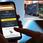 Um motorista do Amazon Prime descarrega pacotes de um caminhão de entrega fora de um prédio de apartamentos.