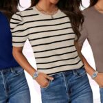 COPENHAGA, DINAMARCA - 05 DE AGOSTO: Um convidado veste uma jaqueta preta sob medida com corte estruturado e mangas três quartos, combinada com jeans azul escuro. Um lenço branco está pendurado no pescoço. Os acessórios incluem óculos de sol retangulares pretos e uma bolsa oval metálica prateada com alça. O calçado consiste em botas pretas de couro desleixadas com bico pontudo e salto alto, do lado de fora do Skall Studio, durante Copenhagen Fashion Week, em 05 de agosto de 2025 em Copenhague, Dinamarca (Foto de Edward Berthelot/Getty Images)