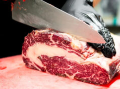 Os compradores da Publix expressam indignação com o aumento dos preços da carne na rede um "bem vindo ao seu publix" sinal