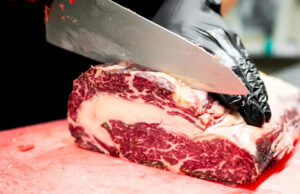 Os compradores da Publix expressam indignação com o aumento dos preços da carne na rede um "bem vindo ao seu publix" sinal