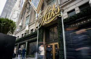 Os compradores estão correndo para gastar seus créditos Saks enquanto a empresa caminha para uma possível falência – o que fazer se você tiver o seu próprio A principal loja da Saks na Quinta Avenida, em Nova York, com compradores desfocados passando.