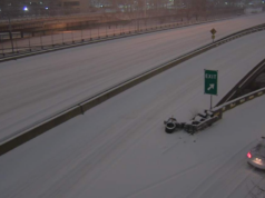 Os condados de Ohio atualizam os níveis de emergência de neve. O que isso significa para viagens A neve cobre a Interestadual 75 na Sixth Street, no centro de Cincinnati, por volta das 5h40 de domingo, 25 de janeiro de 2026.