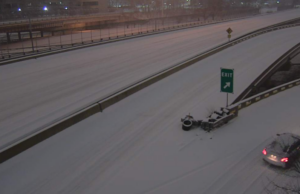 Os condados de Ohio atualizam os níveis de emergência de neve. O que isso significa para viagens A neve cobre a Interestadual 75 na Sixth Street, no centro de Cincinnati, por volta das 5h40 de domingo, 25 de janeiro de 2026.