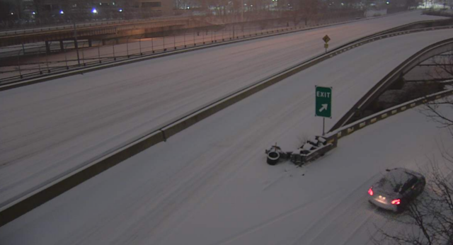 A neve cobre a Interestadual 75 na Sixth Street, no centro de Cincinnati, por volta das 5h40 de domingo, 25 de janeiro de 2026.
