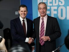 ‘Os conservadores e os trabalhistas perderam o direito de governar’: como Robert Jenrick planejou instar outros conservadores a segui-lo na reforma antes que ele fosse atacado Quando o ex-ministro da Imigração foi apresentado por Nigel Farage numa conferência de imprensa aleatória, o Partido Conservador divulgou extratos das notas que Kemi Badenoch recebeu, levando-a a expulsá-lo.