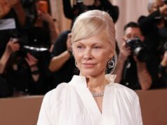 Os críticos concordam que Pamela Anderson foi explorada pela série de vídeos de sexo de Seth Rogen (Da L) O produtor canadense Evan Goldberg, o produtor canadense Seth Rogen e o produtor norte-americano Peter Huyck, vencedores do prêmio de Melhor Série de Televisão - Musical ou Comédia por