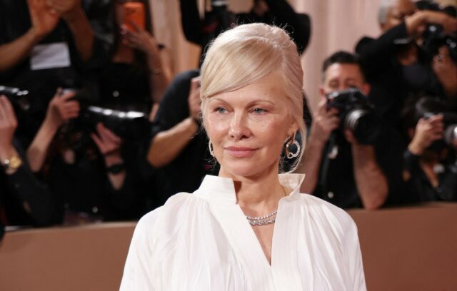 (Da L) O produtor canadense Evan Goldberg, o produtor canadense Seth Rogen e o produtor norte-americano Peter Huyck, vencedores do prêmio de Melhor Série de Televisão - Musical ou Comédia por 