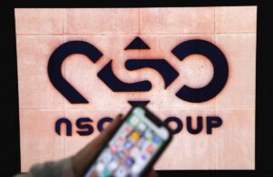 Os críticos criticam as alegações de transparência da fabricante de spyware NSO em meio ao seu esforço para entrar no mercado dos EUA A photographic illustration shows a mobile phone near the NSO Group company logo on February 9, 2022 in the Israeli city of Netanya.