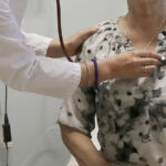 O líder da minoria na Câmara, Hakeem Jeffries, DN.Y., e outros democratas falam sobre a luta pelo financiamento da saúde nas escadas da Câmara antes das votações para acabar com a paralisação do governo, no Capitólio em Washington, quarta-feira, 12 de novembro de 2025. (AP Photo/J. Scott Applewhite)