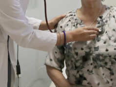 Os custos dos cuidados de saúde disparam, cortesia dos cruéis republicanos O líder da minoria na Câmara, Hakeem Jeffries, DN.Y., e outros democratas falam sobre a luta pelo financiamento da saúde nas escadas da Câmara antes das votações para acabar com a paralisação do governo, no Capitólio em Washington, quarta-feira, 12 de novembro de 2025. (AP Photo/J. Scott Applewhite)