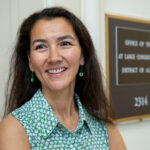 ARQUIVO - Mary Peltola, uma democrata que busca a única cadeira na Câmara dos EUA no Alasca, fala durante um fórum para candidatos, quinta-feira, 12 de maio de 2022, em Anchorage, Alasca. Peltola avança para uma eleição especial para a única cadeira no Alasca na Câmara dos EUA, marcada para 16 de agosto de 2022, junto com os republicanos Sarah Palin e Nick Begich, e o independente Al Gross. (Foto AP/Mark Thiessen, Arquivo)