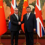 O número 10 provocou nova indignação ao abrir a porta para Xi Jinping (foto com Keir Starmer ontem) vindo para o Reino Unido.