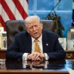 Donald Trump fala aos repórteres no Salão Oval da Casa Branca na quarta-feira. Ele foi acusado de exagerar as afirmações de que a Rússia e a China estão tentando tomar o controle da Groenlândia por um alto chefe da Otan.