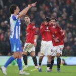 Shea Lacey dribla a bola em Old Trafford