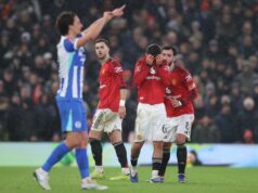 Os especialistas do MUTV fazem dois comentários muito bons sobre o desempenho de Shea Lacey pelo Man Utd e seu cartão vermelho Shea Lacey dribla a bola em Old Trafford