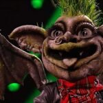 Os espectadores e jurados do The Masked Singer ficam surpresos quando Gargoyle é revelado como a lendária estrela pop dos anos 90