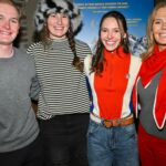 Os esquiadores da equipe dos EUA Nick Page, Tess Johnson e Lauren Macuga brindam às Olimpíadas de Inverno no Variety On the Road to Cortina apresentado por J. Crew