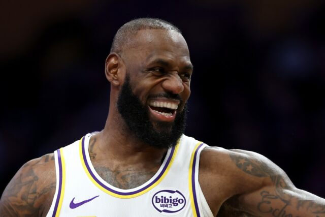 Os fãs da NBA reagem com admiração quando LeBron ultrapassa um marco impressionante
