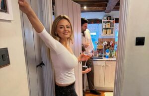 Os fãs de Emily Atack correm em sua defesa quando ela é atingida por alegações de que está usando golpes para perder peso depois de compartilhar fotos saudáveis de seu Natal O carrossel de fotos de Natal de Emily Atack provocou uma reação ultrajante de seus seguidores, alguns dos quais acusaram a atriz de usar golpes para perder peso