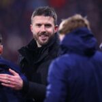 O técnico do Manchester United, Michael Carrick, comemora no final da partida da Premier League entre Manchester United e Arsenal em Old Trafford, em 2 de dezembro de 2021