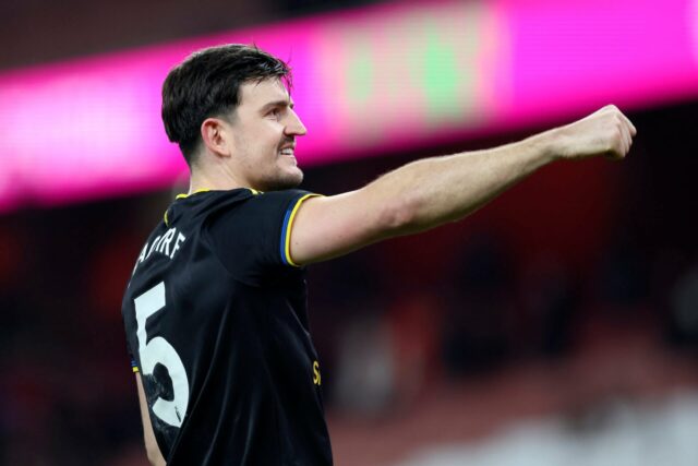 Os fãs do Man Utd estão fortemente preocupados com o Harry Maguire durante a partida da Premier League entre Arsenal e Manchester United no Emirates Stadium em 2026 em Londres, Inglaterra.