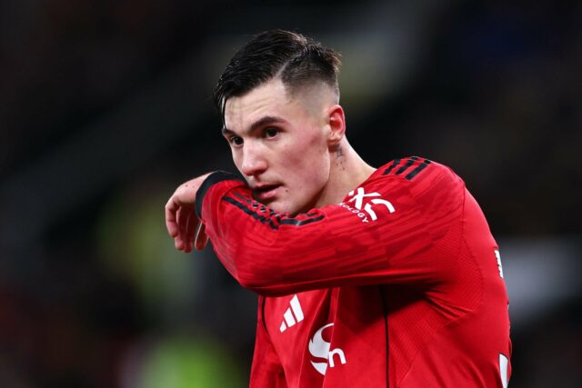 Benjamin Sesko corre pelo Man Utd