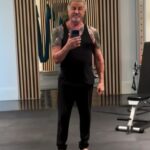 Sylvester Stallone exibiu seu bíceps tatuado em raras imagens dele mesmo dentro da academia de sua mansão de US$ 35,3 milhões em Palm Beach, Flórida, no domingo.