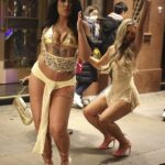 LONDRES: Duas mulheres enfrentaram temperaturas congelantes durante a noite para posar para fotos no centro de Londres