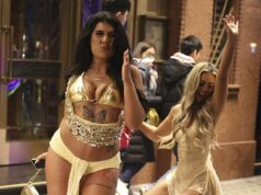 Os festeiros britânicos comemoram o Ano Novo em grande estilo antes de voltar para casa cambaleando nas primeiras horas – mas tudo fica um pouco demais para alguns foliões LONDRES: Duas mulheres enfrentaram temperaturas congelantes durante a noite para posar para fotos no centro de Londres