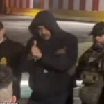 Enquanto as autoridades dos EUA escoltavam o presidente venezuelano, Nicolás Maduro, para fora de uma cavalgada de vans brancas, ele fez sinal de positivo para os espectadores.